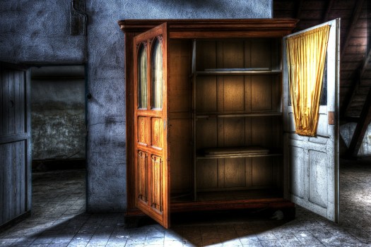 closet-426386_1920