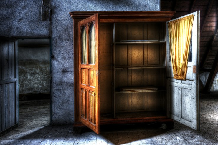 closet-426386_1920