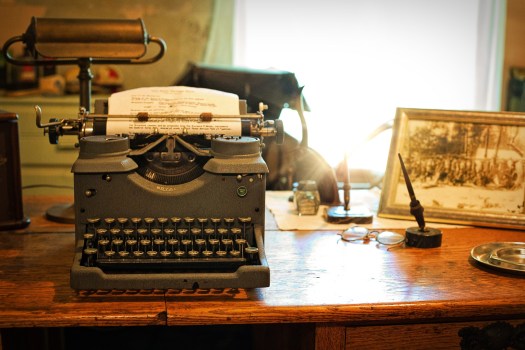 typewriter-2095754_1920
