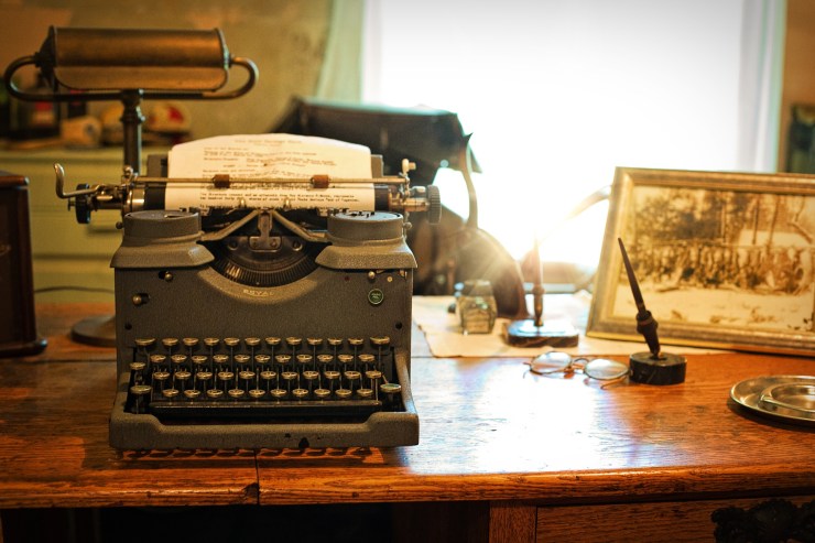 typewriter-2095754_1920